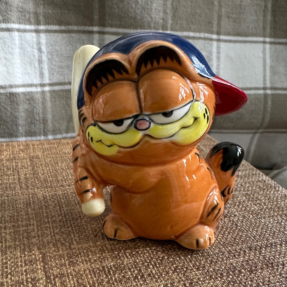 Vintage Garfield Ceramic Cat Figurine  Baseball Player